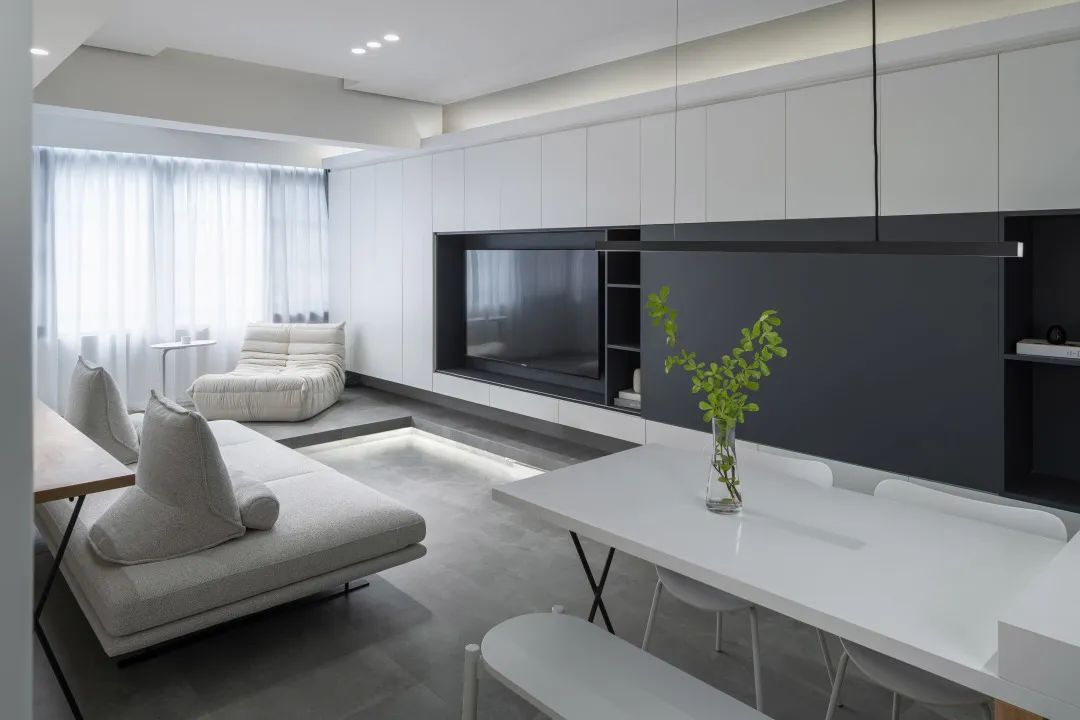 Phòng khách được thiết kế tiện nghi với tông màu đen - ghi -trắng