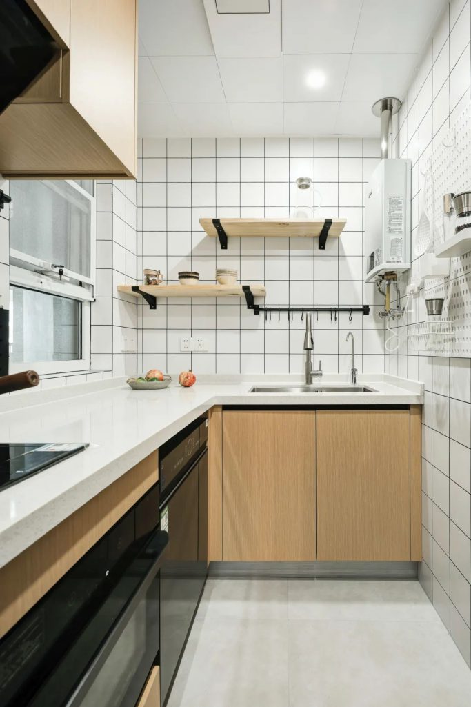 Phòng bếp nhỏ sử dụng gạch ốp tường và sàn sáng màu. Giúp cho khu bếp luôn sáng sủa và sạch sẽ