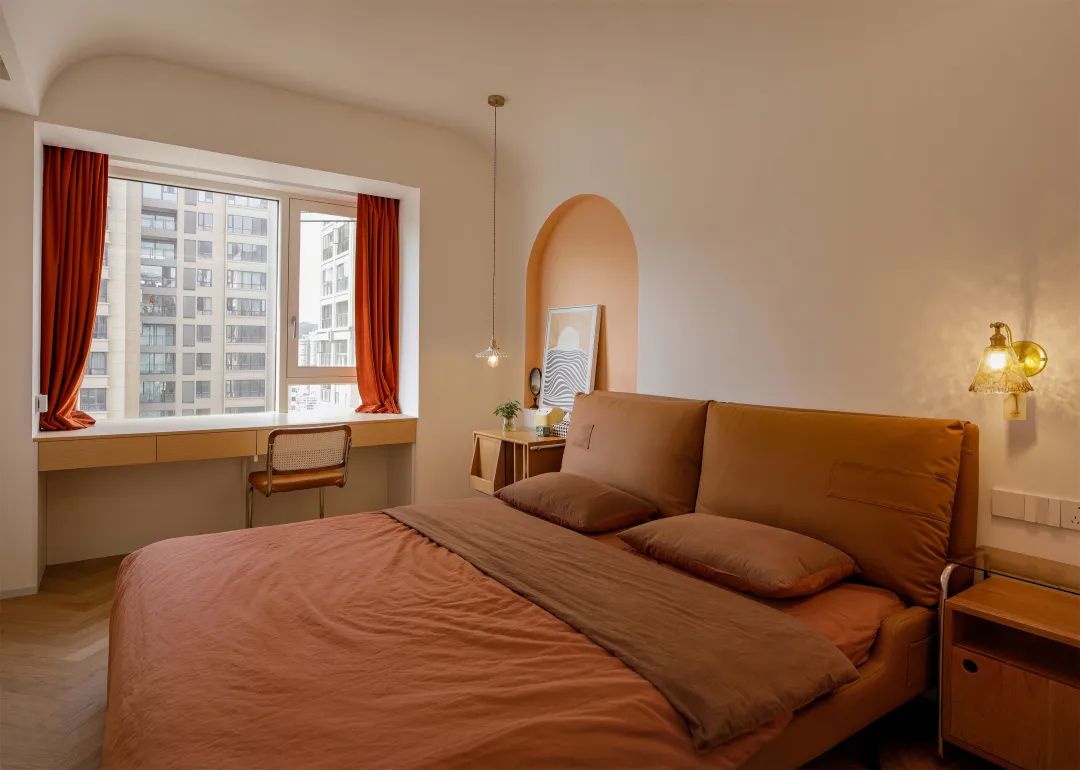 Phòng ngủ với sắc cam trầm ấm áp, với lối bày trí đơn giản nhưng không hề đơn điệu. 
Chiếc đèn tường thủy tinh kiểu cổ điển cũng là điểm nhấn hoàn hảo cho không khí thêm thơ mộng