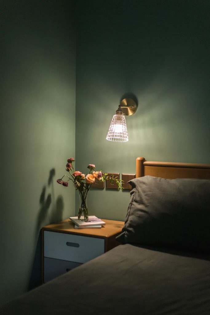 Phòng ngủ master trầm lắng với sắc xanh