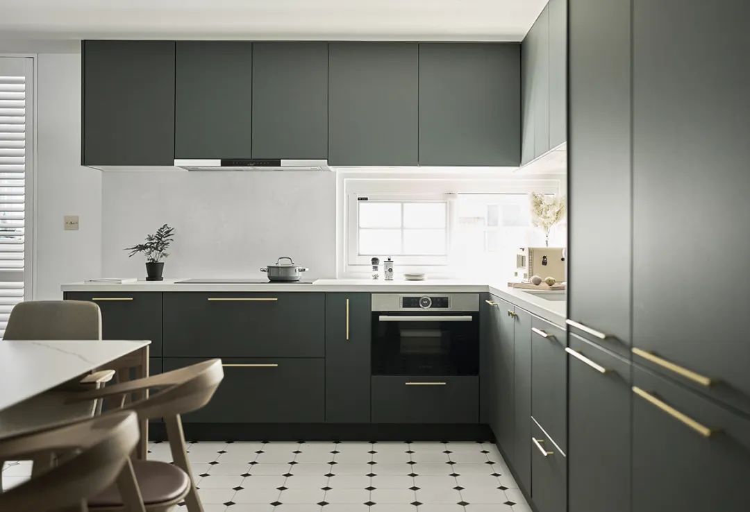 Một căn bếp gọn gàng, sạch sẽ cũng góp phần tăng thêm vẻ đẹp tinh tế, hoàn mỹ cho căn hộ 135m2 của bạn.