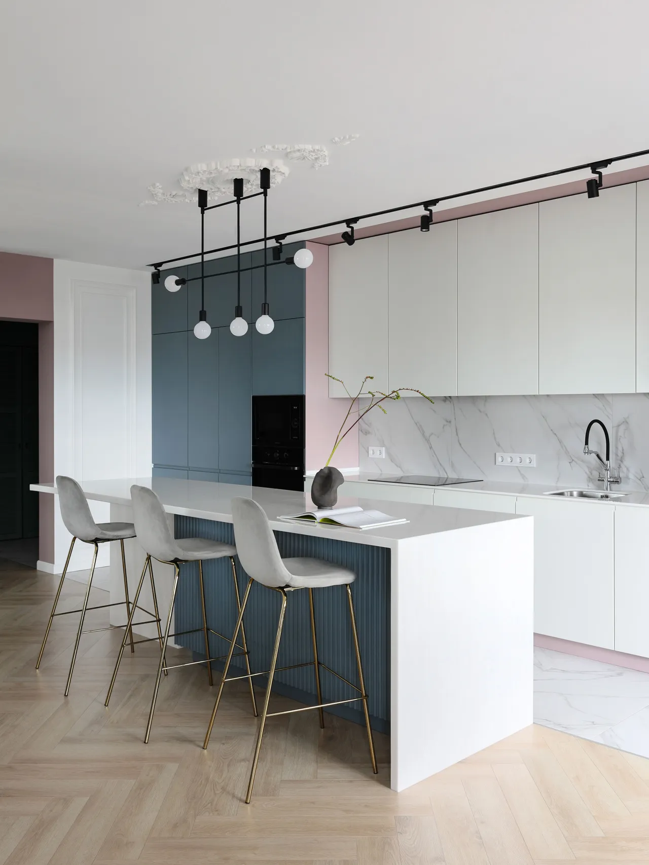 Thông thường để tiết kiệm diện tích mà vừa đảm bảo tiện nghi, phòng bếp trong các căn hộ chung cư thường được thiết kế mở nối liền với phòng khách.