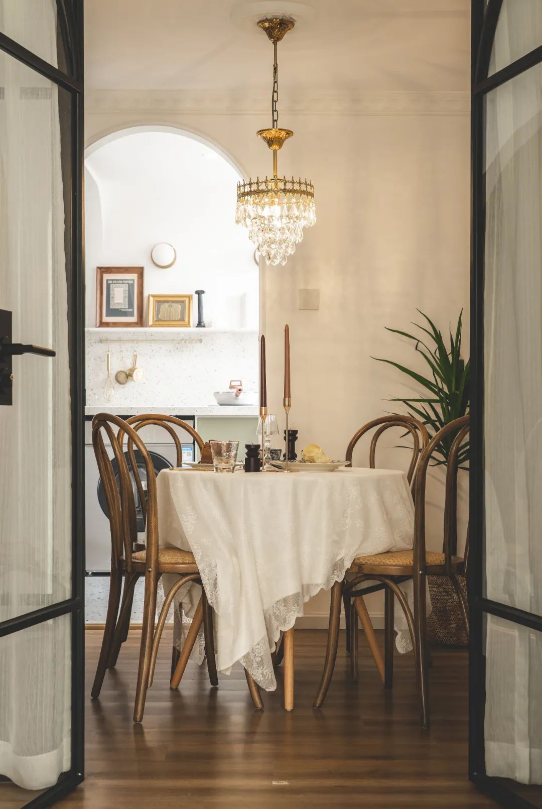 Bếp và bàn ăn đặt tại một phòng riêng, có cửa kính đôi để ngăn với phòng khách