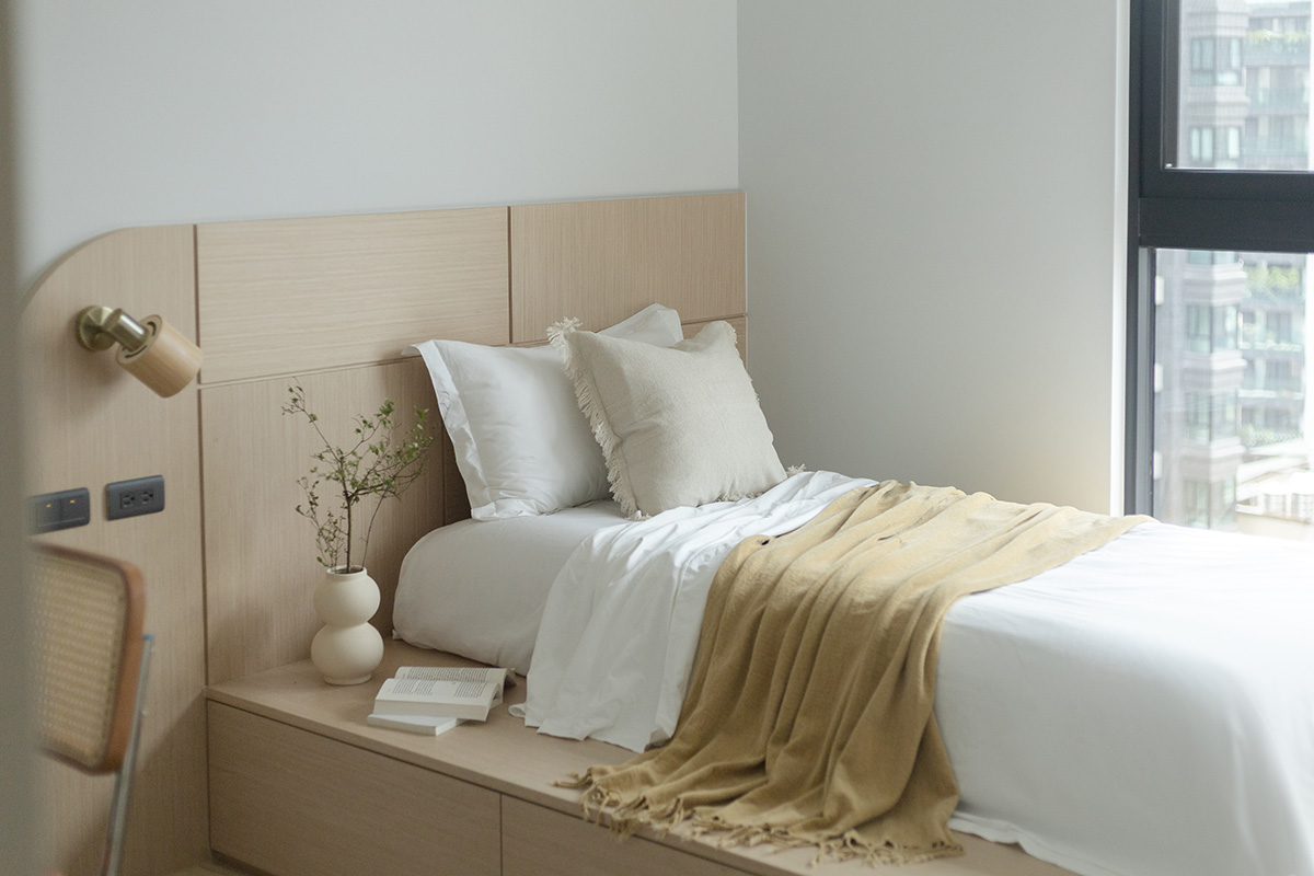 Gỗ công nghiệp với vân sáng màu được sử dụng trong phòng ngủ nhỏ