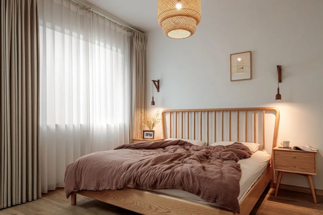 Phòng ngủ bố mẹ với khung cửa sổ lớn và nội thất gỗ - mây tre thanh lịch, nhẹ nhàng