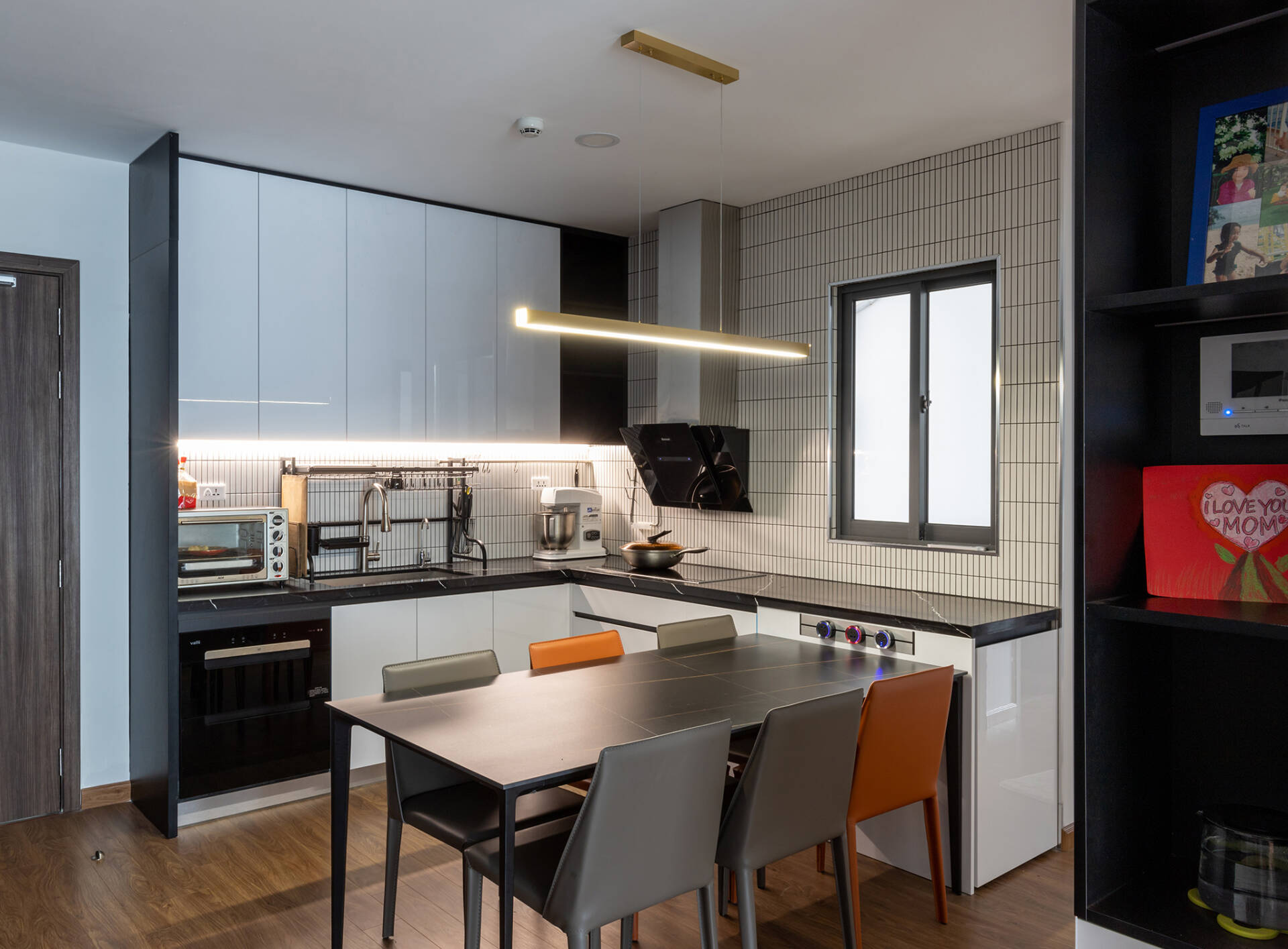 Không gian bếp tiện nghi và sang trọng trong thiết kế nội thất chung cư Gamuda