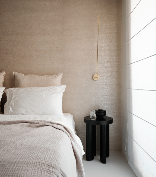 Phòng ngủ chính sử dụng giấy dán tường đẹp, tạo ra bầu không khí yên tĩnh và thanh bình