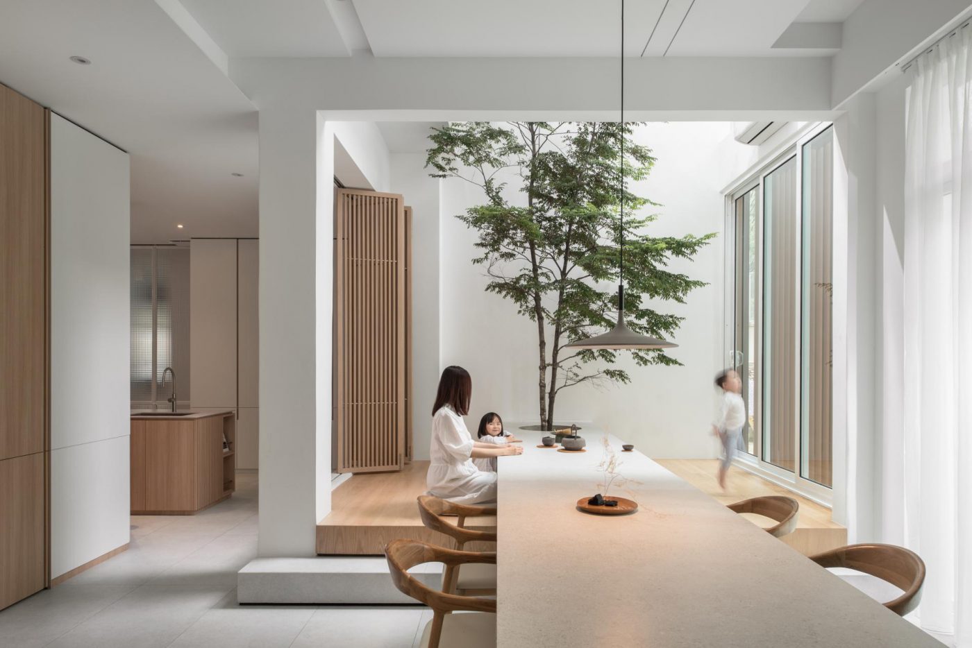 Tận dụng ánh sáng là điều không thể thiếu trong thiết kế nội thất chung cư phong cách tối giản